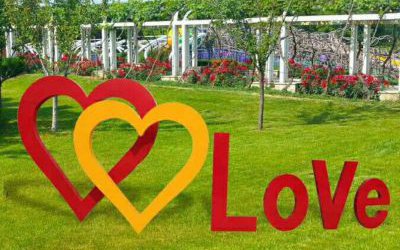 公園景區創意玻璃鋼love表達愛意的愛心雕塑