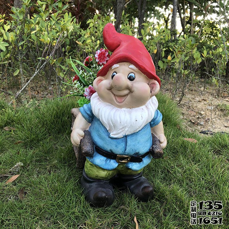 景區公園里擺放的一個戴帽的玻璃鋼彩繪卡通藍精靈雕塑 景區公園里擺放的一個戴帽的玻璃鋼彩繪卡通藍精靈雕塑