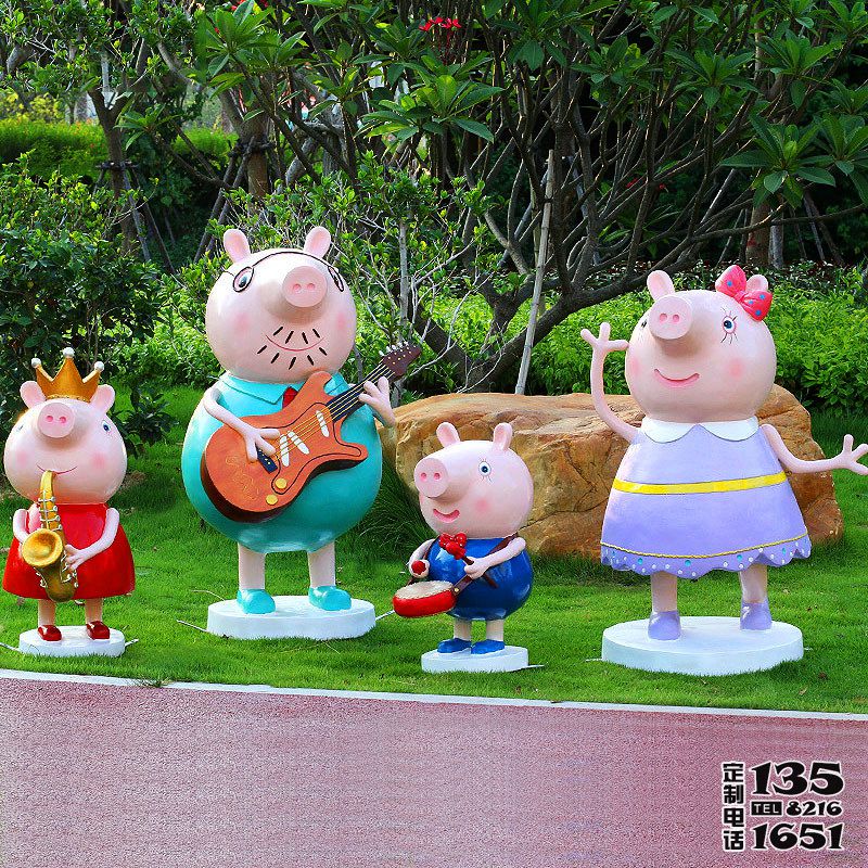公園景區(qū)里擺放的演奏樂器的玻璃鋼彩繪小豬佩奇一家雕塑 公園景區(qū)里擺放的演奏樂器的玻璃鋼彩繪小豬佩奇一家雕塑