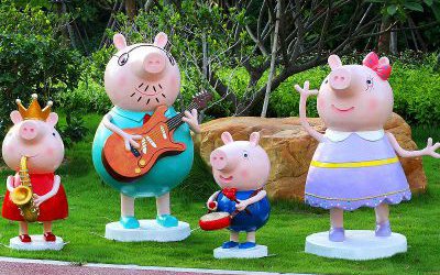 公園景區(qū)里擺放的演奏樂器的玻璃鋼彩繪小豬佩奇一家雕塑