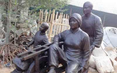 步行街戶外擺放推獨輪車推人玻璃鋼仿銅雕塑