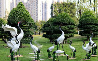 公園草坪一群休息覓食的玻璃鋼仿真動物仙鶴雕塑