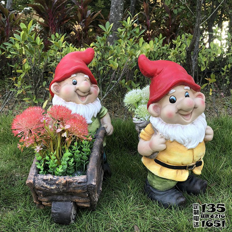 公園草坪上兩個玻璃鋼彩繪卡通背竹筐和推花盆小推車的小矮人雕塑 公園草坪上兩個玻璃鋼彩繪卡通背竹筐和推花盆小推車的小矮人雕塑