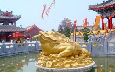 景區水池里擺放的金色的玻璃鋼噴漆金蟾雕塑