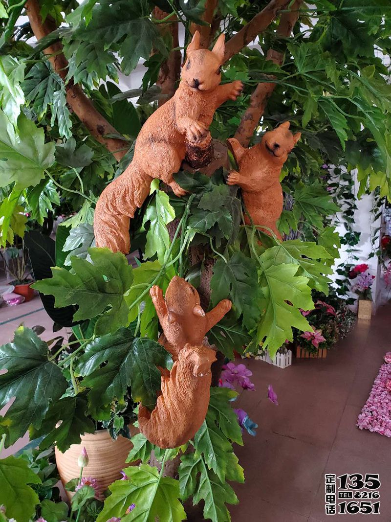 叢林樹(shù)上的三只玻璃鋼仿真動(dòng)物松鼠雕塑 叢林樹(shù)上的三只玻璃鋼仿真動(dòng)物松鼠雕塑