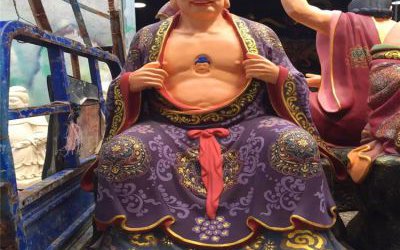 玻璃鋼彩繪大型景觀手抓衣服的十八羅漢雕塑