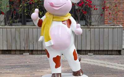 甜品門口一只點贊的彩繪卡通玻璃鋼奶牛雕塑