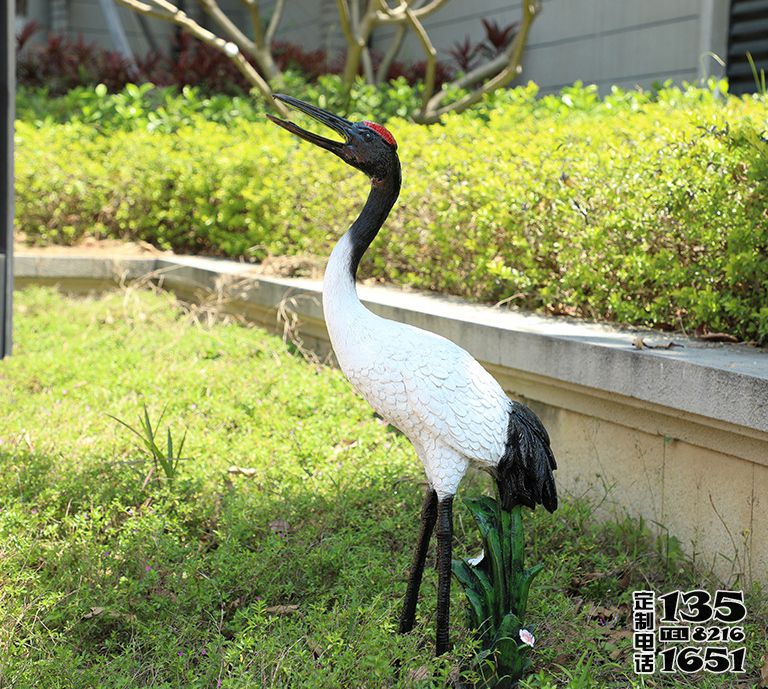 公園草地上一只站立的玻璃鋼仿真動(dòng)物丹頂鶴雕塑 公園草地上一只站立的玻璃鋼仿真動(dòng)物丹頂鶴雕塑