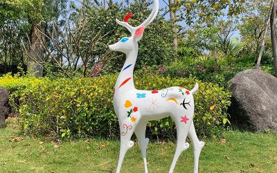 戶外公園景區(qū)一只行走的公鹿玻璃鋼彩色梅花鹿雕塑