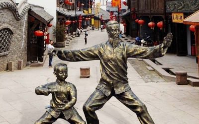 古鎮(zhèn)景區(qū)打太極爺孫玻璃鋼仿銅雕