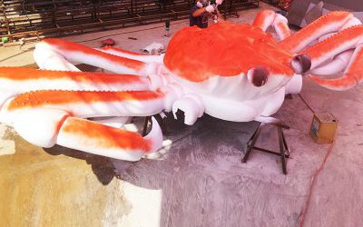 公園擺放的紅色的玻璃鋼創意螃蟹雕塑