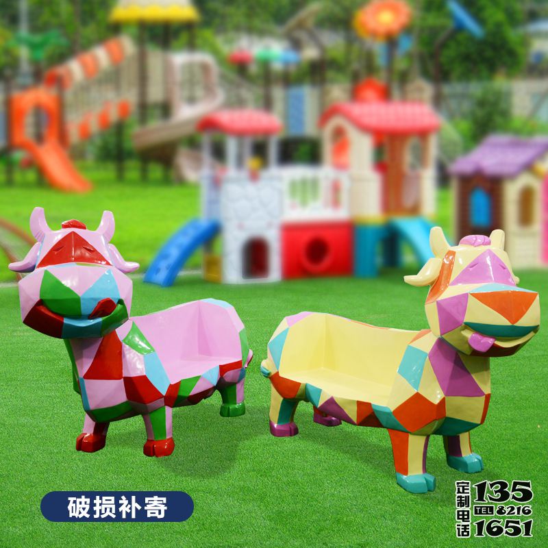 商場(chǎng)電影院走廊擺放的卡通彩繪奶牛玻璃鋼座椅雕塑 商場(chǎng)電影院走廊擺放的卡通彩繪奶牛玻璃鋼座椅雕塑