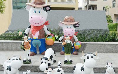 商場室內擺件多只卡通玻璃鋼奶牛雕塑