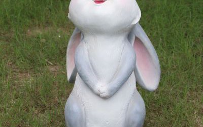 兒童樂(lè)園微笑的卡通玻璃鋼兔子雕塑