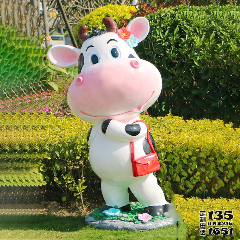 花園里一只拿包的玻璃鋼彩繪卡通仿真動物牛雕塑 花園里一只拿包的玻璃鋼彩繪卡通仿真動物牛雕塑
