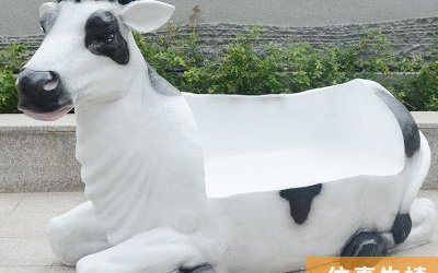 游樂場(chǎng)一只大號(hào)玻璃鋼卡通奶牛座椅雕塑