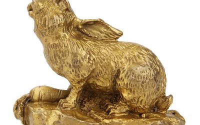 景區(qū)擺放一只玻璃鋼漆金兔子雕塑