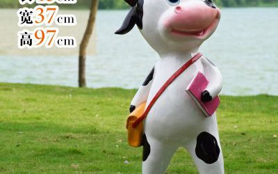 校園廣場一只背書包上學的卡通玻璃鋼奶牛雕塑