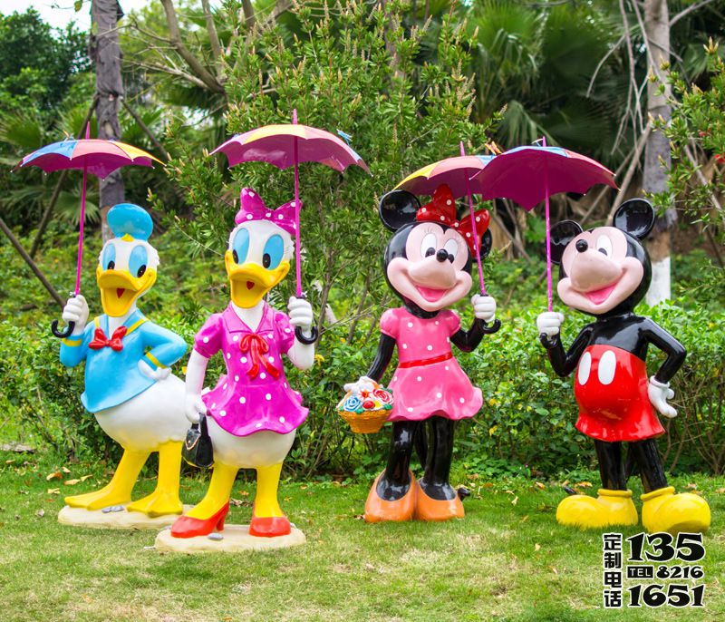 公園玻璃鋼彩繪打傘的米老鼠與唐老鴨雕塑 公園玻璃鋼彩繪打傘的米老鼠與唐老鴨雕塑
