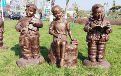 公園草坪玻璃鋼仿銅兒童讀書雕塑