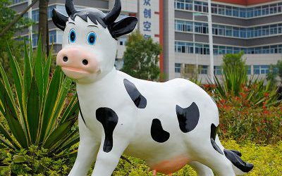 廣場一只奔跑的玻璃鋼牛雕塑