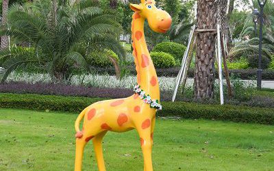 玻璃鋼彩繪卡通帶花環(huán)的長(zhǎng)頸鹿雕塑