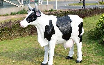 農場玻璃鋼仿真卡通奶牛雕塑