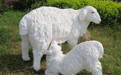 公園景區玻璃鋼仿真綿羊雕塑