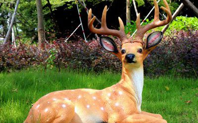 戶外園林景觀臥著的玻璃鋼梅花鹿雕塑