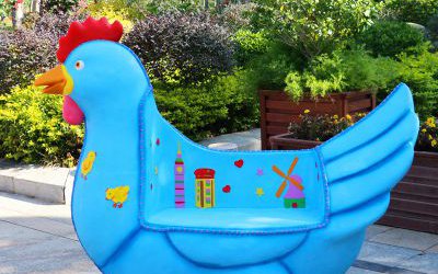 游樂場(chǎng)創(chuàng)意玻璃鋼彩繪卡通雞座椅雕塑