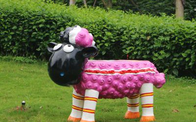 景區玻璃鋼創意卡通小羊肖恩雕塑