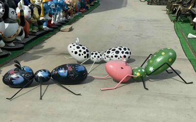 幼兒園卡通玻璃鋼彩繪螞蟻雕塑