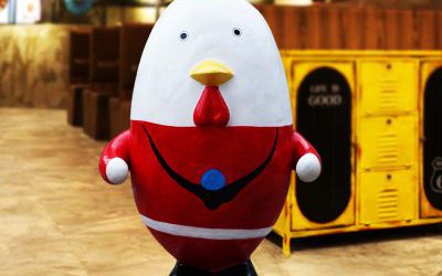 商場景區(qū)玻璃鋼卡通創(chuàng)意彩繪雞雕塑