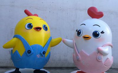 公園商場擺放的創(chuàng)意玻璃鋼卡通雞雕塑