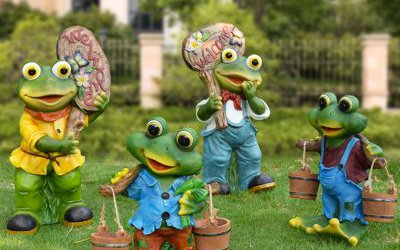 景區四只勞動的玻璃鋼青蛙雕塑