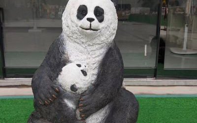 商業街店門口彩繪仿真玻璃鋼熊貓雕塑