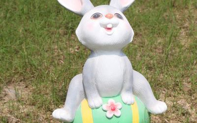 庭院一只玩耍的玻璃鋼兔子雕塑