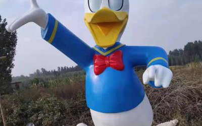 游樂場(chǎng)玻璃鋼彩繪唐老鴨雕塑