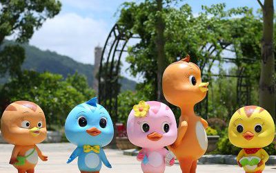 游樂場創意動畫動物玻璃鋼彩繪萌雞小隊雕塑