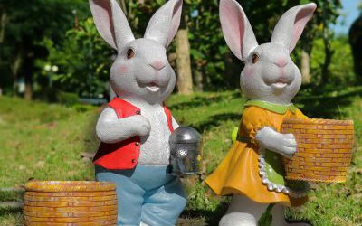 森林草坪里兩只玻璃鋼卡通兔子雕塑