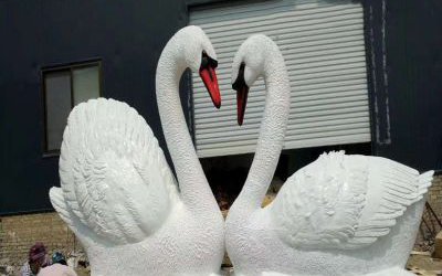 戶(hù)外景區(qū)大型玻璃鋼仿真動(dòng)物愛(ài)心天鵝雕塑