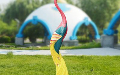 公園草坪上擺放的抽象玻璃鋼彩繪孔雀雕塑