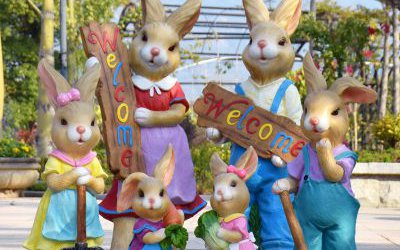 農場擺放的玻璃鋼彩繪兔子雕塑