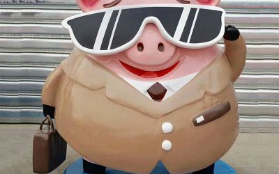 商業街一只穿西裝的玻璃鋼卡通豬雕塑