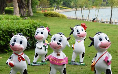游樂場動物園玻璃鋼卡通創意站立的奶牛雕塑