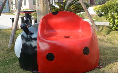公園里擺放的座椅玻璃鋼彩繪七星瓢蟲雕塑