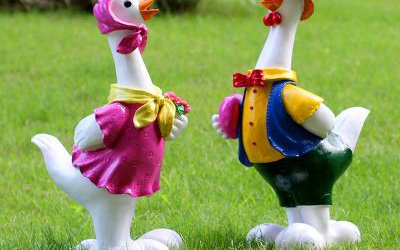 公園草地?cái)[放的情侶玻璃鋼彩繪鴨子雕塑