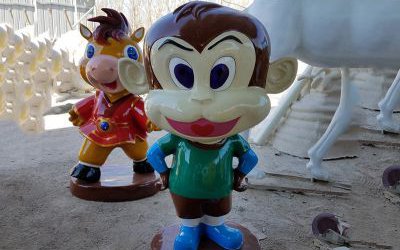 游樂(lè)場(chǎng)擺放的玻璃鋼彩繪卡通猴子雕塑