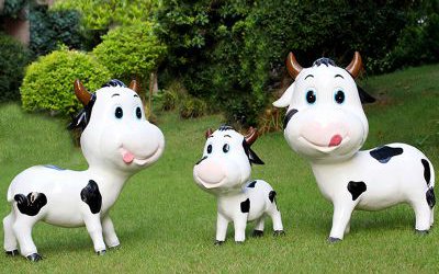 戶外草坪玻璃鋼卡通可愛(ài)的奶牛雕塑