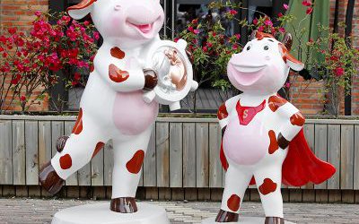 商店門(mén)口擺放的兩只玻璃鋼卡通牛雕塑